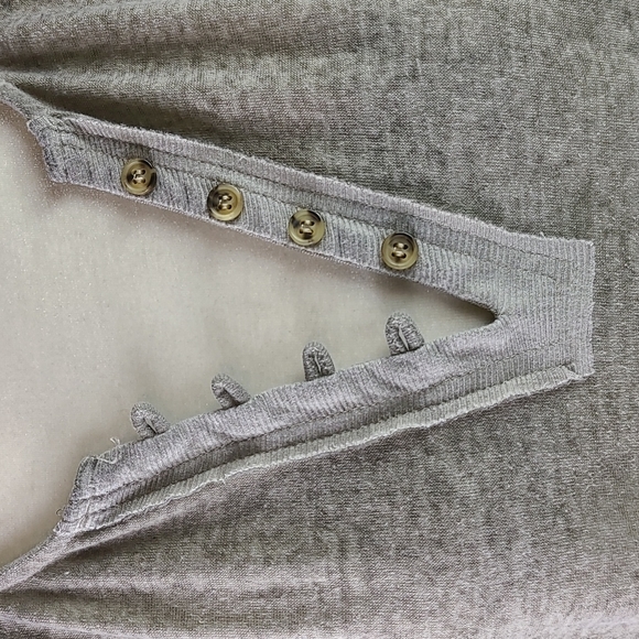 Gimmicks by BKE Blouse - Picture 3 of 16